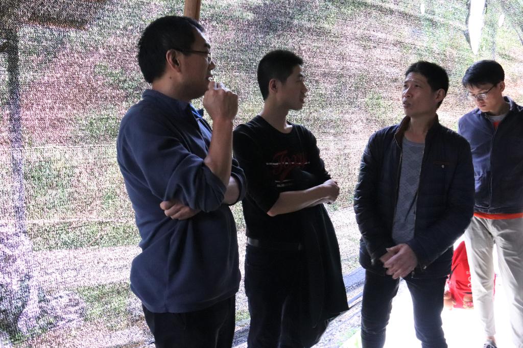 孟春教授对种指导植生产过程进行专业指导 孟春教授对种指导植生产过程进行专业指导