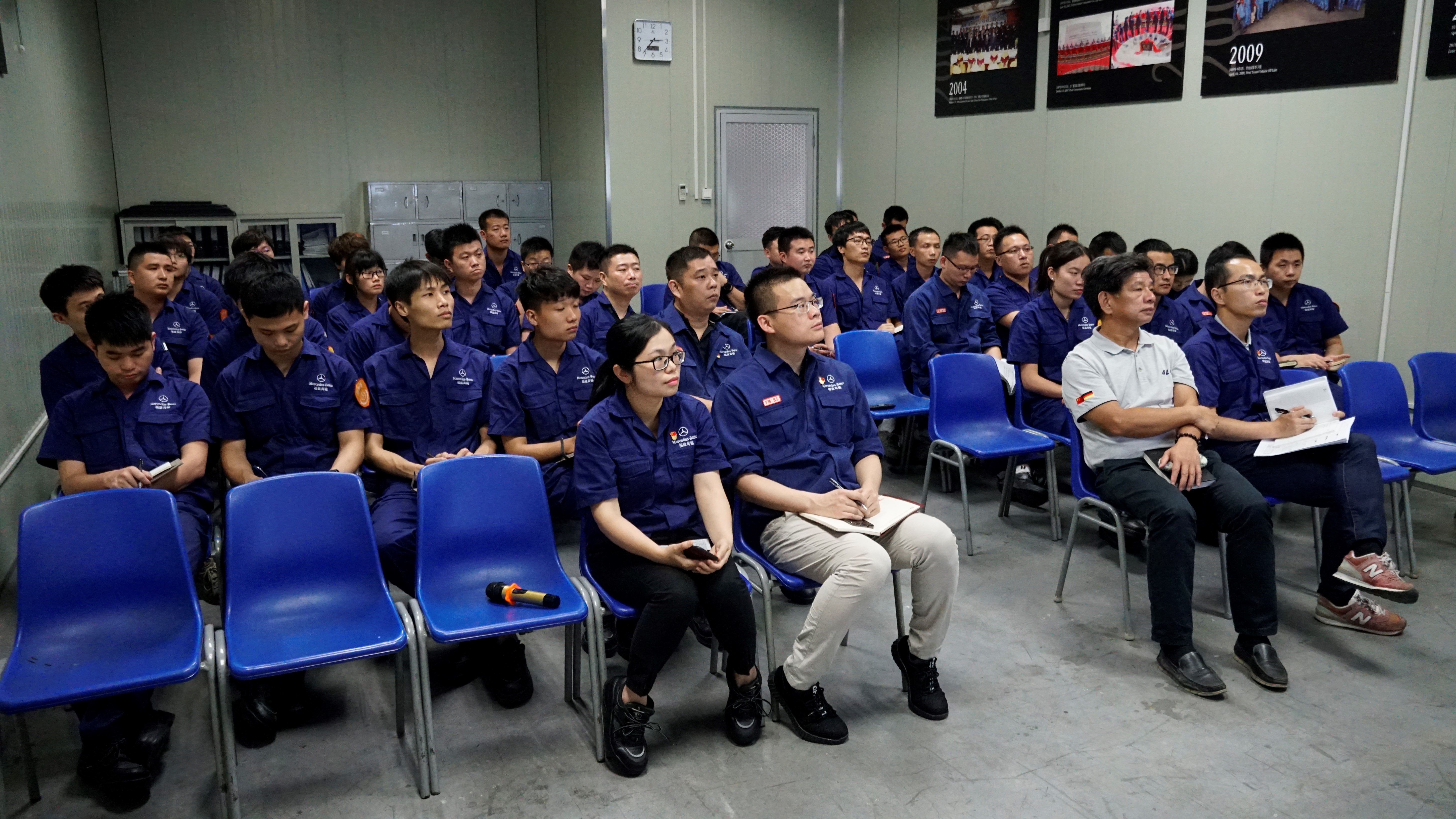 “星徽学院”五期学员以及车间干部近60人共同讲座 “星徽学院”五期学员以及车间干部近60人共同讲座