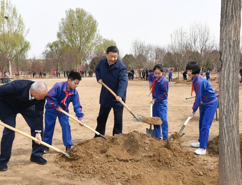 4月8日，党和国家领导人习近平、栗战书、汪洋、王沪宁、赵乐际、韩正、王岐山等来到北京市通州区永顺镇参加首都义务植树活动。这是习近平同大家一起植树。